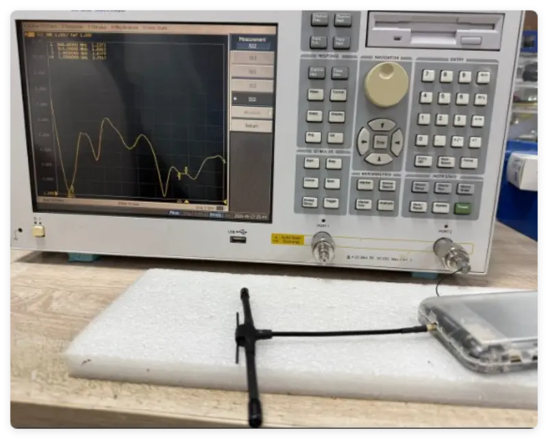 เหตุใดจึงจำเป็นต้องคำนึงถึง VSWR (Voltage Standing Wave Ratio) เมื่อเลือกเสาอากาศ